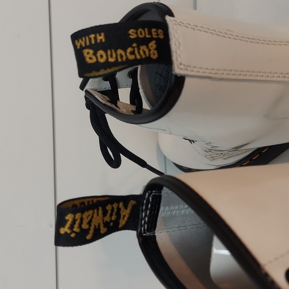 Dr. Martens white "AirWair with Bouncing Soles" boots.  Sz 8 - Picture 5 of 13